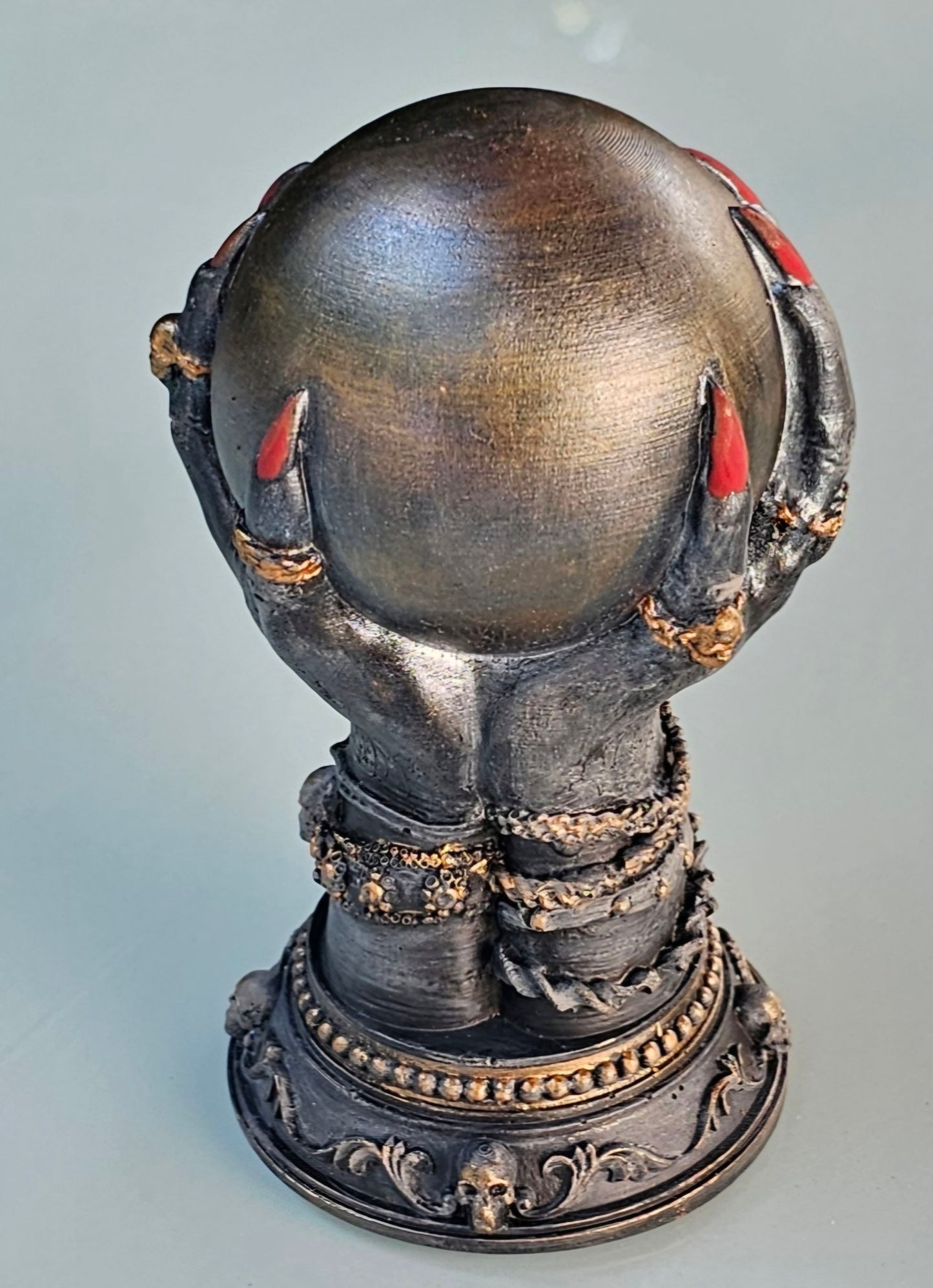 Halloween Deko, Kugel in Krallenhänden aus Raysin gegossen