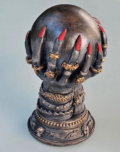 Halloween Deko, Kugel in Krallenhänden aus Raysin gegossen