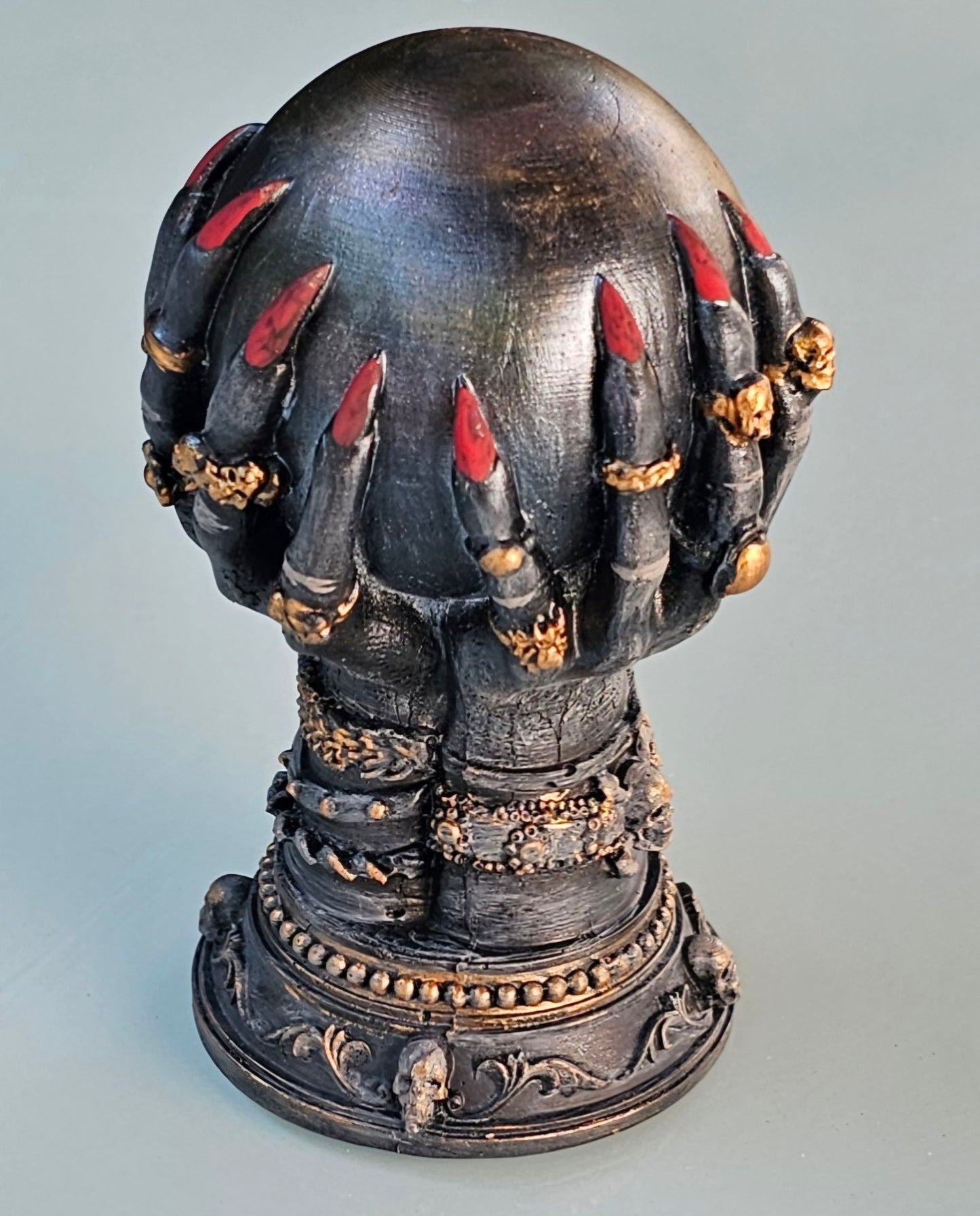 Halloween Deko, Kugel in Krallenhänden aus Raysin gegossen