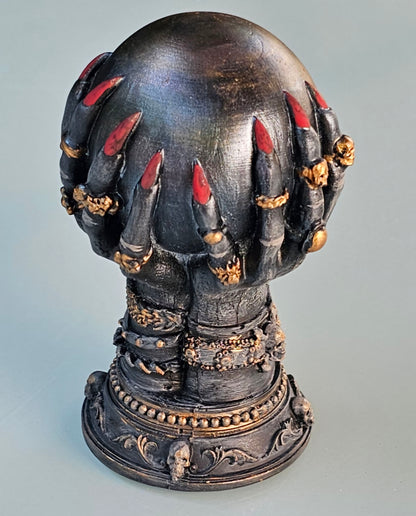 Halloween Deko, Kugel in Krallenhänden aus Raysin gegossen