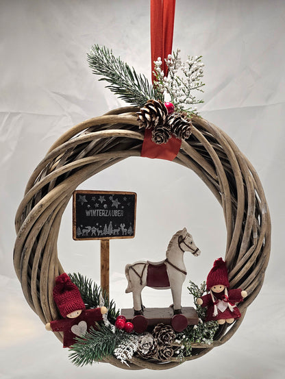 Winterkranz, Weihnachtskranz aus Ratan, nostalgisch dekoriert