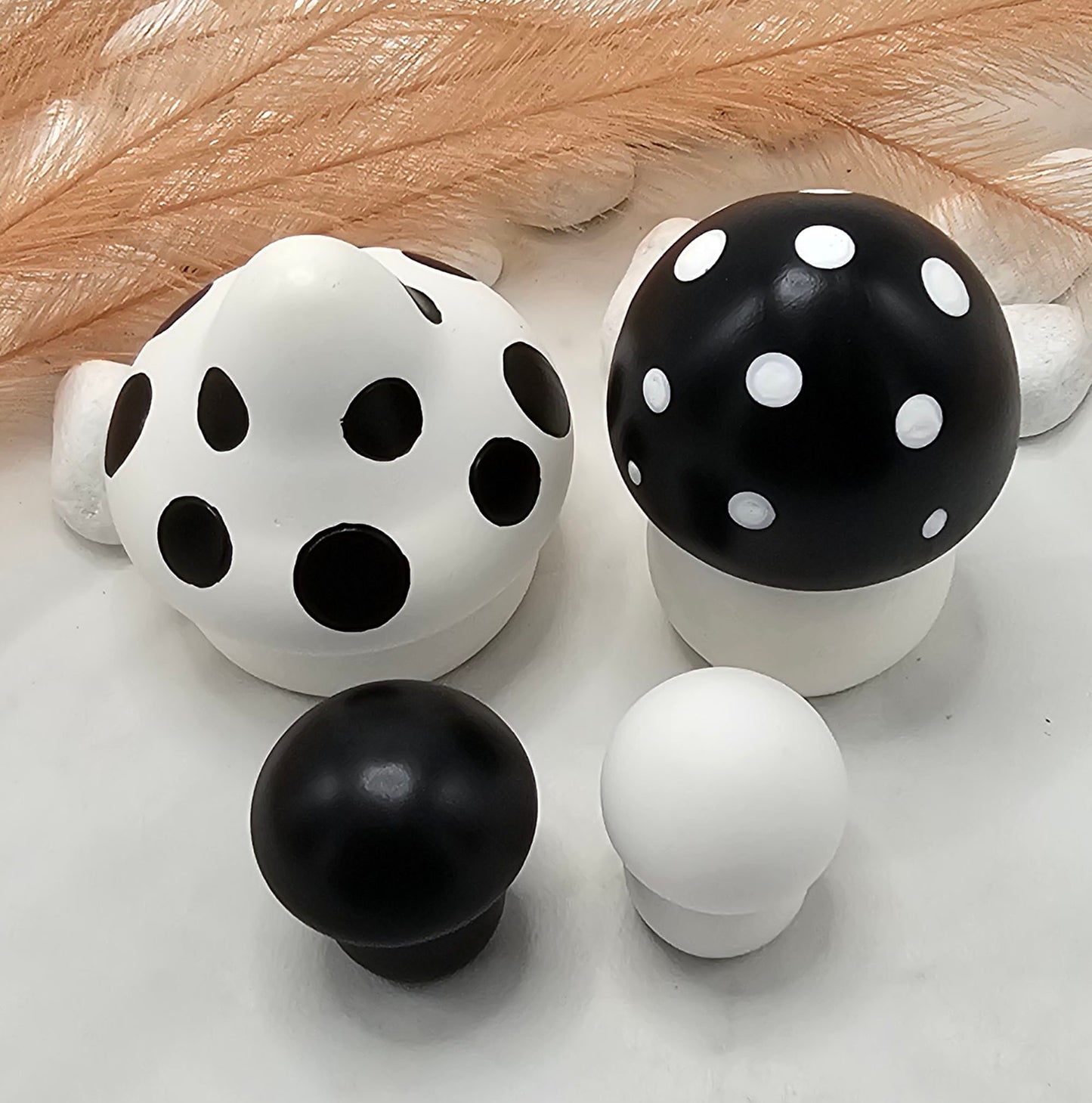 Pilze Set 4Stück, aus Raysin gegossen und bemalt