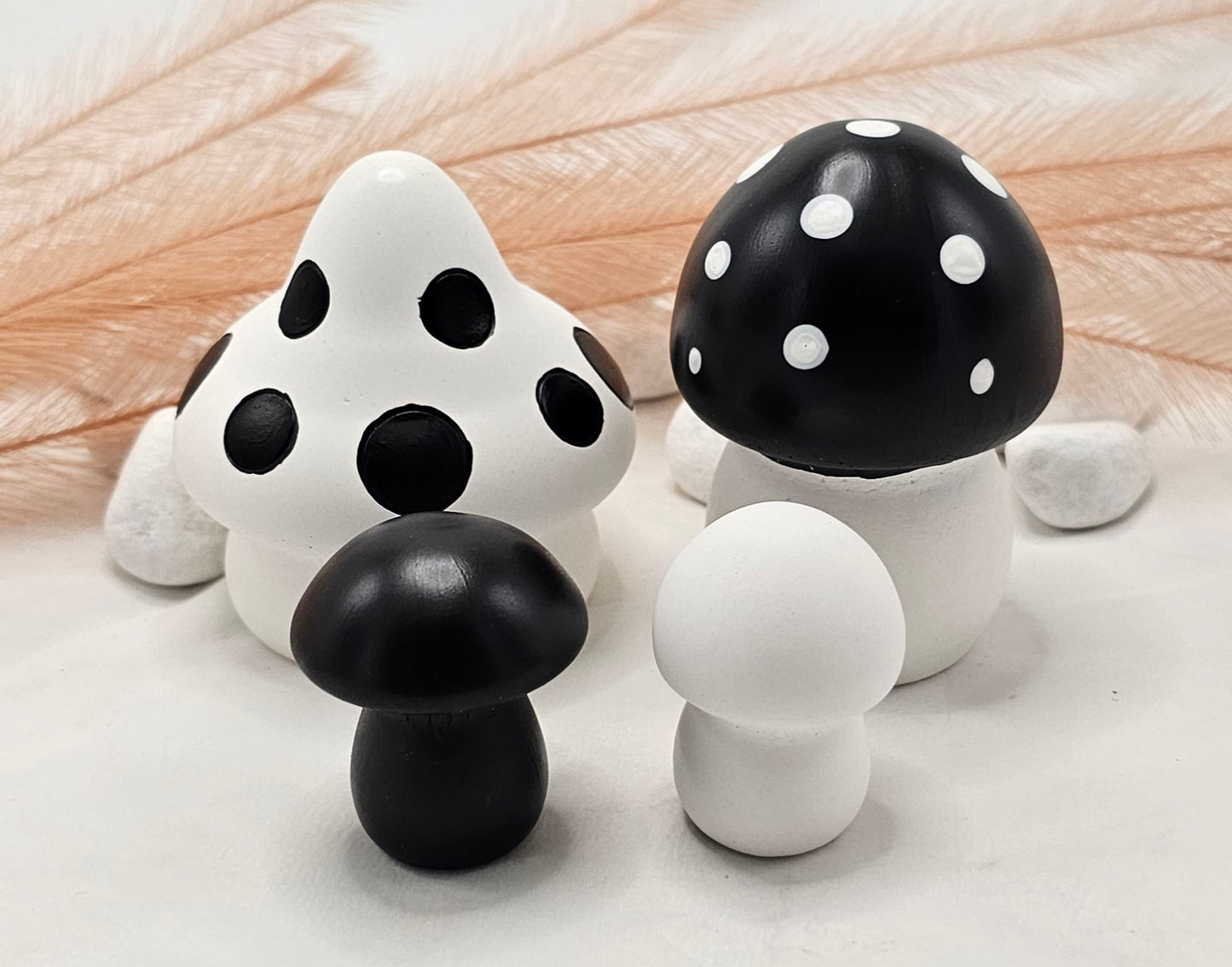 Pilze Set 4Stück, aus Raysin gegossen und bemalt