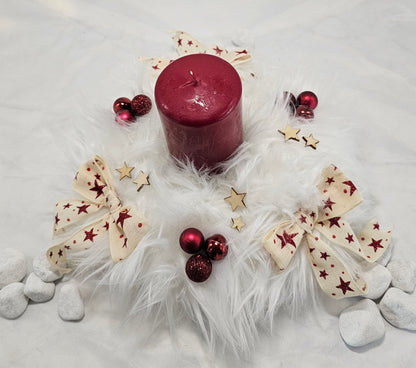 Adventskranz, Tischkranz mit Kunstfell und roter Stumpenkerze, Weihnachten, Winter