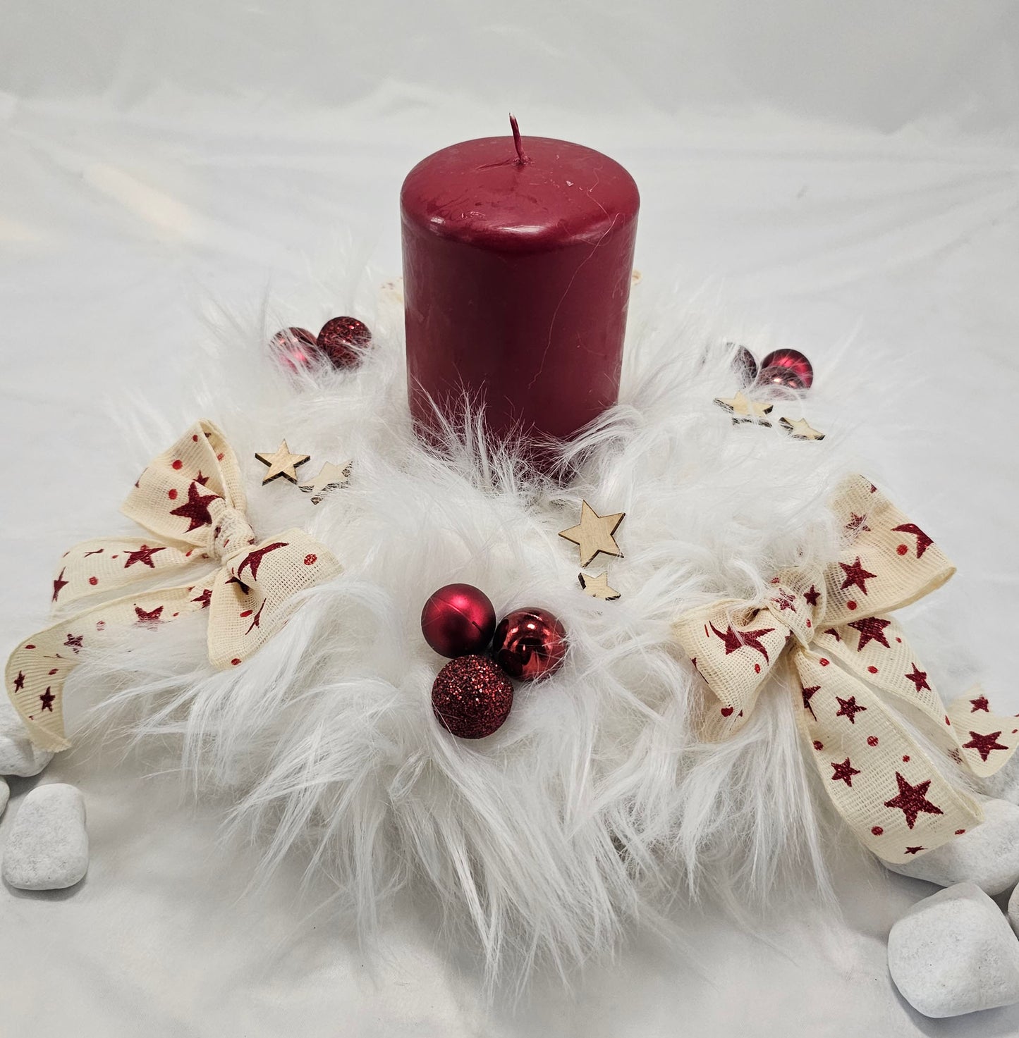 Adventskranz, Tischkranz mit Kunstfell und roter Stumpenkerze, Weihnachten, Winter